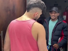 RECEBI UMA ENTREGA E PEDI PRO ENTREGADOR SUBIR. ELE ME COMEU COMO PAGAMENTO E AINDA ME DEU LEITE NA BOCA. download Bohemian asian gay sex videos