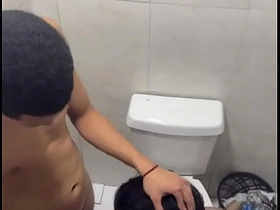Flagra mamando hétero dotado no banheiro da balada. asian young gay boy sex videos