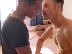 Um motoboy chegou pra fortalecer a brotheragem entre os dotados asian uncal gay sex videos