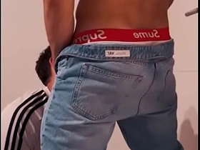 EL NOVIO HETERO DE LA DESPEDIDA DE SOLTEROS ME FOLLA A ESCONDIDAS DE LA FIESTA unfurnished hot asian gay sex videos