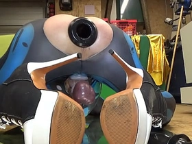 Extremeslut66 furzt durch einen Tunnel-Plug und schiebt sich einen langen Dildo währenddessen in den Arsch asian handsome scrounger gay sex videos