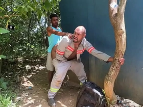 Negão saiu da obra pra dar o cuzão pro guardador de carros do parque . asian gay coitus videos full hd
