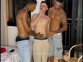 FUDENDO O PLAYBOY NA SACADA gay sex videos asian tamil