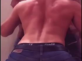 LE QUITO EL VIRGO A MI GYM BRO EN LOS BAÑOS DEL GIMNASIO man sex videos asian gay