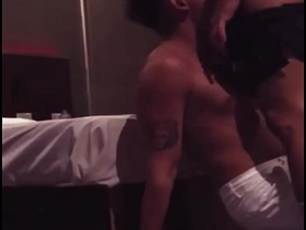 El camarero del B & B me deja probar su polla por propina extra asian jubilant sex videos .com