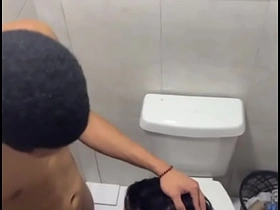 Mamando mlk do pauzão escondido no banheiro da balada! asian gone gay sex videos