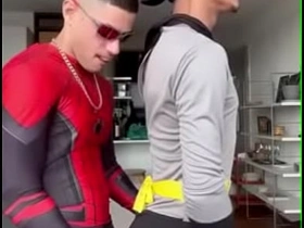 BATMAM SENTANDO NA PICA Knock off ARANHA asian viral gay boy sex videos