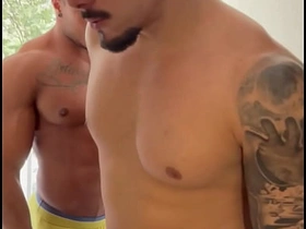PASSEI A NOITE NA CASA DO MEU AMIGO E ELE ME COMEU LOGO DE MANHÃ E ME DEU LEITE NA BOCA asian mascular gay intercourse videos