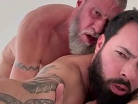 Barbudo dá o rabo para grisalho gostoso - VIDEO INTEIRO NO RED most regarded asian gay sex videos