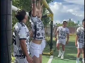 Equipo de futbol, con ayuda del sol, las cheves y el sudor, terminan clavándosela entre ellos asian gay boy's sex videos