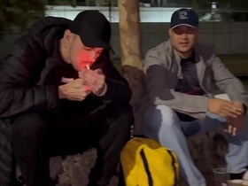 AMIGOS FORAM B-B-R NA QUADRA E CABARAM NA BRODERAGEM ATÉ QUE DERREPENDE APARECEU UM MORADOR DE RUA QUE DEIXOU TUDO MAIS INTERESSANTE asian dusky gay sex videos