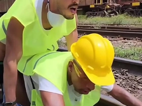 OS OPERARIOS PEGARAM PESADO NA HORA DO ALMOÇO FUDERAM O COLEGA PASSIVO E DERAM MUITO LEITE DE SOBREMESA (TEASER) merry sex videos asian download