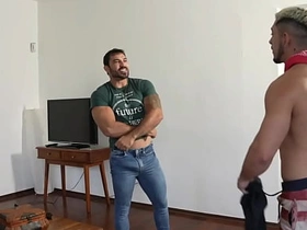 TRABALHANDO DE MOTORISTA E O PASSAGEIRO DEU EM CIMA. PAGOU A CORRIDA COM O CUZÃO. asian gay sex videos thisvid.com