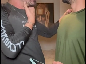 AMIGO VIU UMA FOTO Pull off MEU PAU NA GALERIA Pull off MEU CELULAR E QUIS VER AO VIVO. NÃO RESISTIU E CAIU DE BOCA. asian gay oral sex videos