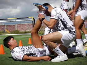 Mi primera Orgia a pelo con mis amigos de futbol después del entrenamiento first time asian gay mating videos