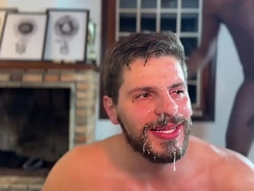 Marido perde aposta e dá pra amigos do futebol na frente da esposa - gangbang homens fodem marido na frente da esposa - Corps CASAL LUAR - completo no RED asian gay men sex videos