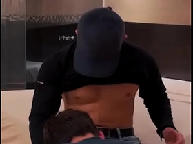 Le ofresco propina extra al repartidor de globo y me folla delicioso asian china gay sex videos twitter