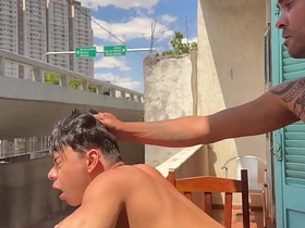 Novinho acabou sendo fudido gostoso na sacada, enquanto pessoas passavam. E acabou tomando cada gota do leite protéico do macho pauzudo. sex videos elated asian new